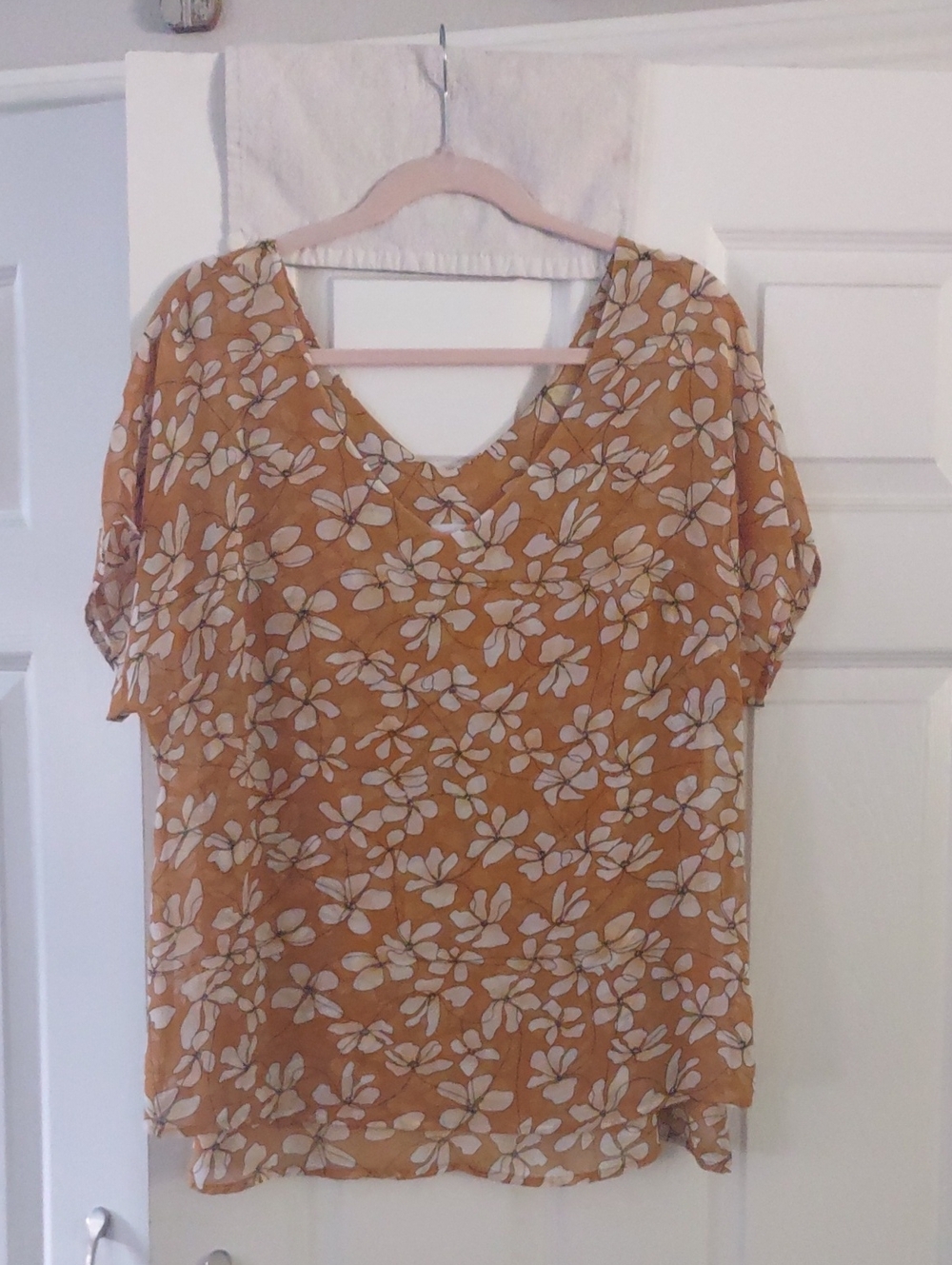 cabi Mustard Floral V-Neck Blouse with White Bloom Print Fully Lined Size Medium